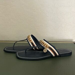 💙NWOT Box💙 Tory Burch Mini Benton Gold Chain Band Navy Sandals with logo detail